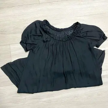 이네드 플레어 원피스 블랙 반팔 단정하고 여유로운 개더 C107