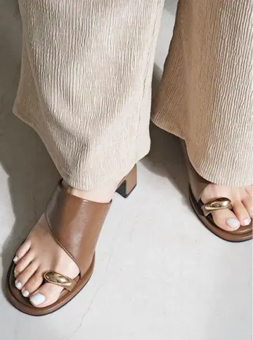 [ 새상품 ] AmiAmi 힐 포함 샌들 금장 장식