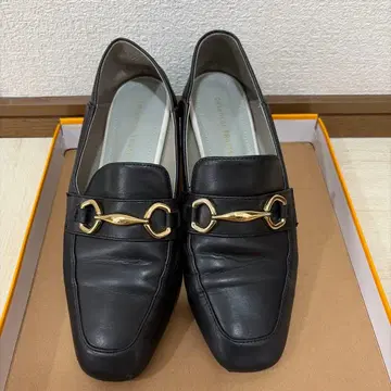 Oriental traffic 블랙 로퍼 골드 체인 장식