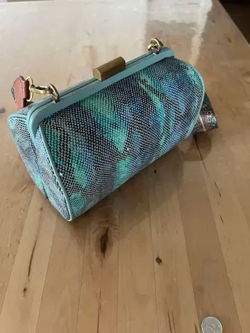 청록색 뱀 무늬 숄더백