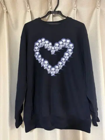 ARAKI 하트형 얼굴 프린트 맨투맨