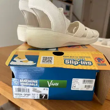 SKECHERS HANDS FREE SLIP-INS 샌들 7