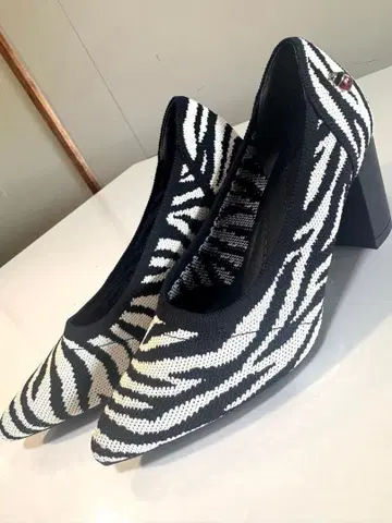 새상품급 ANNECOQUINE 앙코퀸 얼룩말 패턴 니트 펌프스 23cm