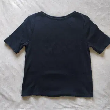 yuni 블랙 반팔 티셔츠 뷔르데사봉