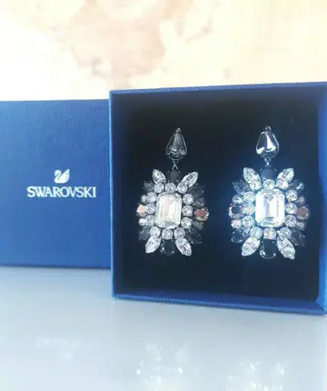 SWAROVSKI Shourouk 크리스탈 귀걸이 스와로브스키 박스 포함