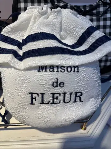 Maison de FLEUR 자수 파우치 화이트