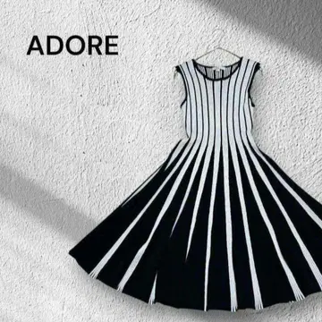 ADORE 스트라이프 슬리브리스 플레어 니트 원피스 모노톤