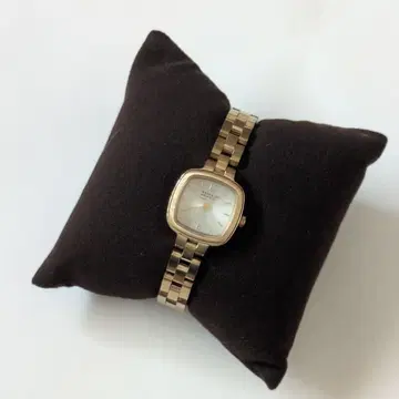 가동품 마가렛호웰 솔라 스틸 스퀘어 골드