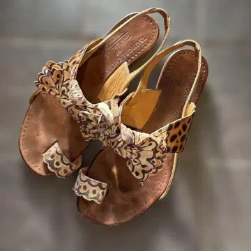 츠모리치사토 x 투르주르 가죽 샌들 핑크 골드 리본