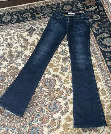 LEVI'S 부츠컷 데님 하트 모양 포켓 디자인