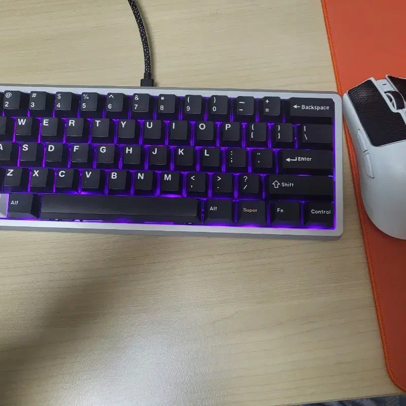 베놈 키보드 rgb he 파는것중에 가장 싼거같아요 급처