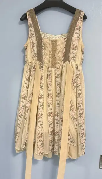 axes femme 원피스 꽃무늬