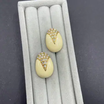 35 빈티지 Monet 아이보리 크리스탈 장식 귀찌