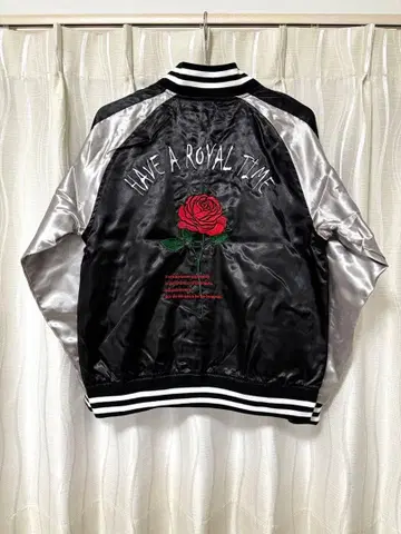 미사용 새상품 폴리 새틴 스카잔 장미 자수 블랙/실버