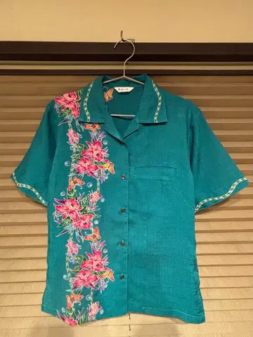 카리유시 터콰이즈 꽃무늬 자수 반팔 셔츠