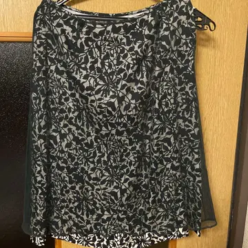 마가렛호웰 플레어 스커트 블랙 계열 꽃무늬