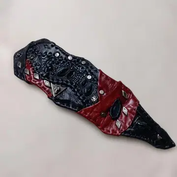 KMRii풍 블랙과 레드 크로코 가죽 팔찌 스컬 장식