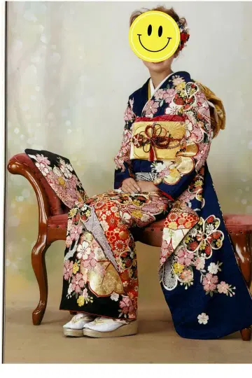 후리소데 네이비 컬러와 골드 컬러 꽃무늬 후리소데와 하카마 세트