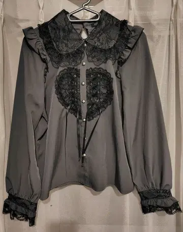 고딕 하트 스핀들 블라우스