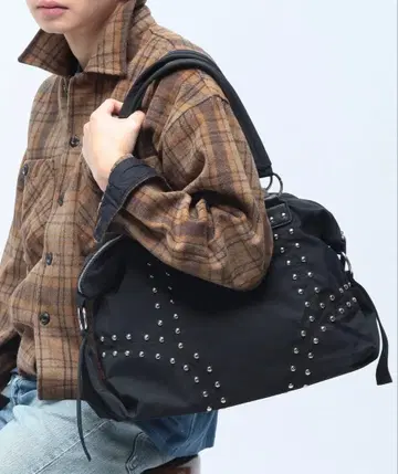 스터드 장식 블랙 숄더백