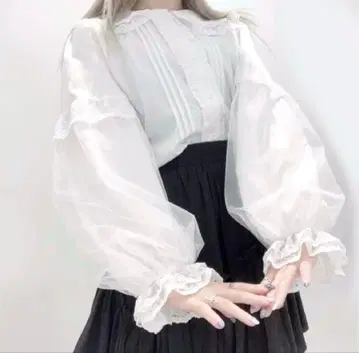 VOLCAN&APHRODITE 볼칸 봉긋한 소매 튤 프릴 블라우스