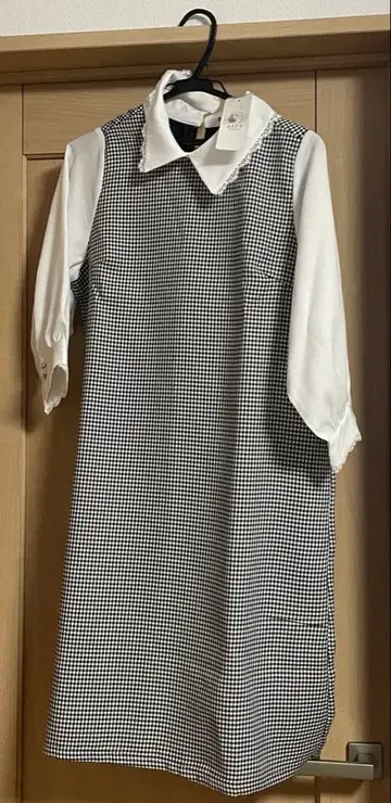 [엑시즈팜] 카라 부착 색 원피스