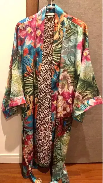 가격 인하 빅토리아 시크릿 꽃&레오파드 무늬 실크 터치 가운