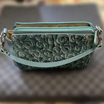 코코피오레 청록색 로즈 엠보싱 핸드백