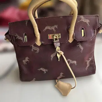 말 무늬 브라운 가죽 핸드백