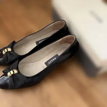 BALLY 블랙 리본 포함 에나멜 플랫 펌프스