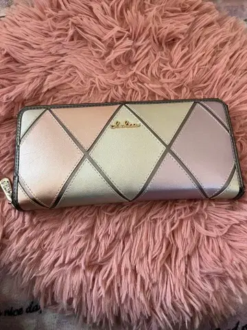 다이아몬드 패턴의 장지갑