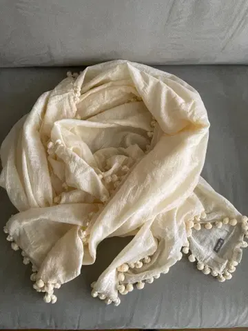 크림색 폼폼 포함 대형 스톨
