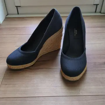 A.P.C. 네이비 에스파드리유 웨지솔 펌프스
