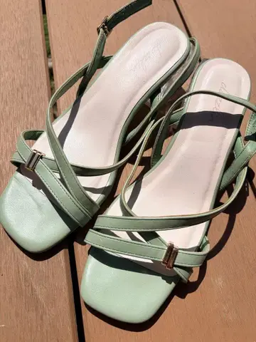 민트 그린 스트랩 샌들