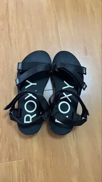 ROXY 통굽 스트랩 샌들 블랙