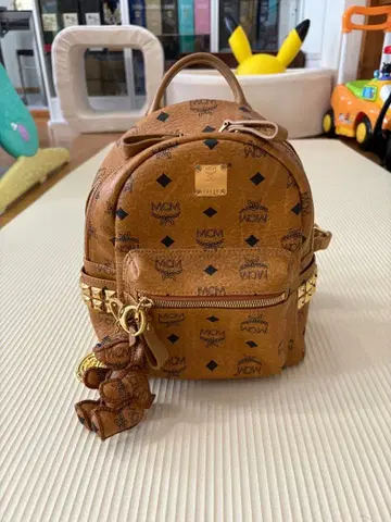 MCM 백팩 참 포함