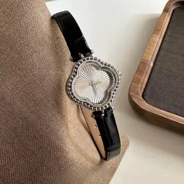 [ 새상품 미사용품 ] 클로버형 블랙 가죽 손목시계