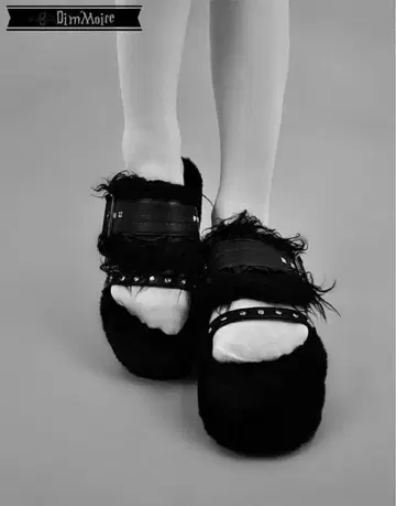 dimmoire 퍼 x 스터드 샌들