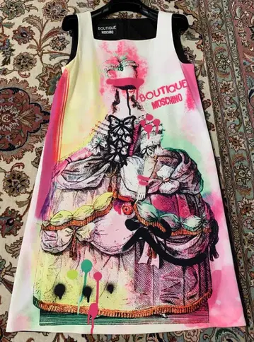 새상품급 모스키노의 개성 있는 슬리브리스 원피스