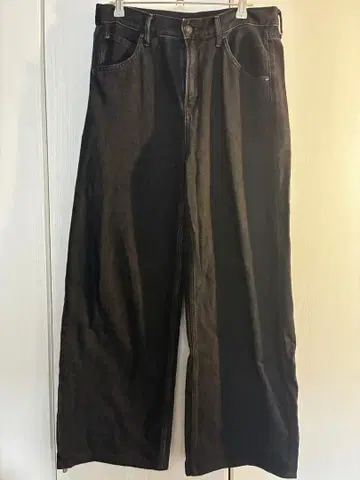 유니클로 이번 시즌 배기 카프 청바지 블랙 25 사이즈