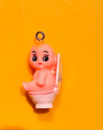 Qt Pee 화장실에 앉는 큐피 피규어