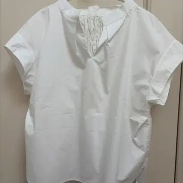 DIRECTOIRE 화이트 반팔 셔츠 뒷면 개더