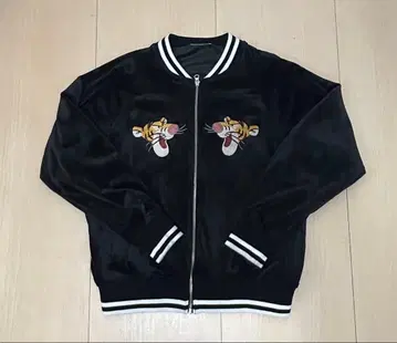 티거 벨로아 스카잔 M 사이즈 블랙 자수 디즈니랜드 곰돌이 푸