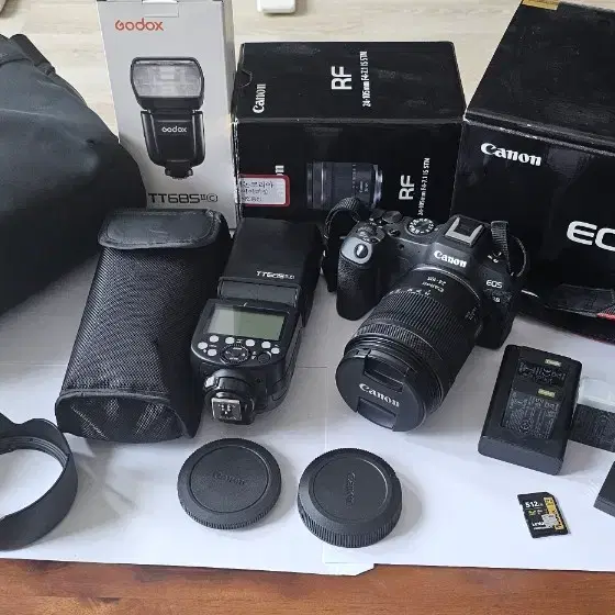 EOS R8 풀풀패키지(rf 24-105 f4-7.1 is stm 등등)