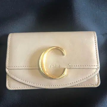 끌로에 베이지 가죽 명함지갑 C 로고 포함