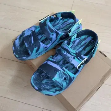 가격 인하 Crocs 샌들