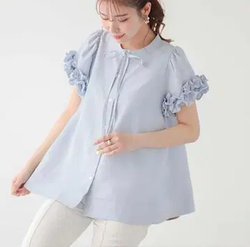 Fitmore 프릴 소매 리본 포함 라이트 블루 셔츠