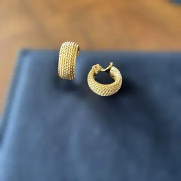 미국의 고급 액세서리 브랜드 MONET의 클립 귀찌