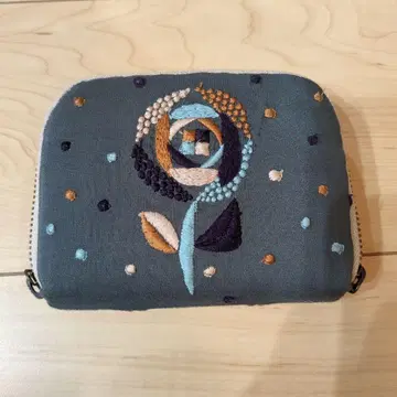 미나 페르호넨 자수 디자인의 지갑