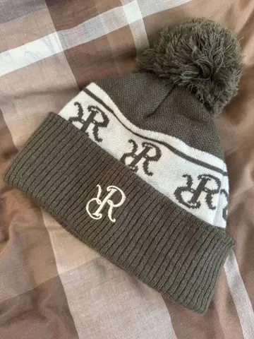 레저렉션 카키 폼폼 포함 니트 모자